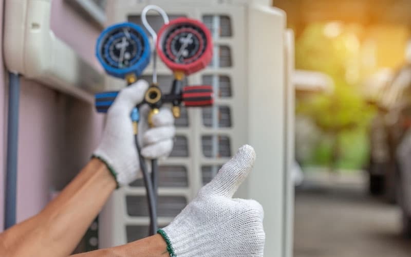 Técnico verificando gás refrigerante do ar condicionado